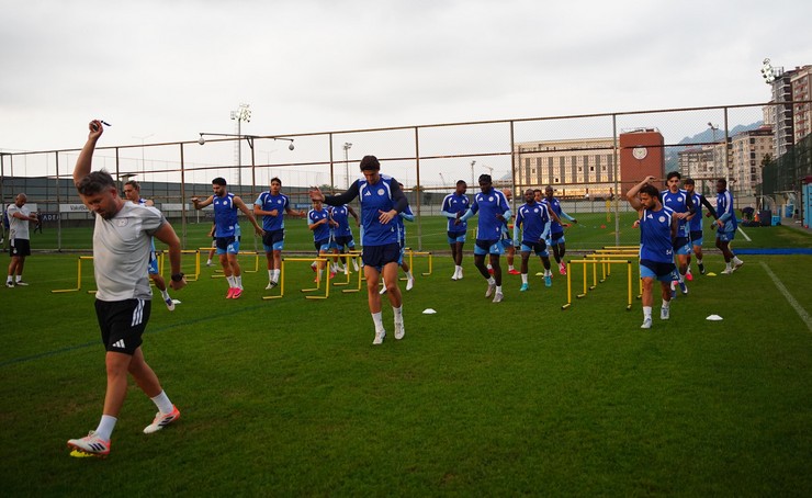 caykur-rizespor-yeni-sezon-hazirliklarini-surdurdu-4.jpg