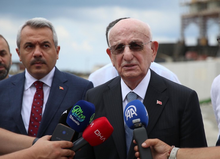 cumhurbaskanligi-yuksek-istisare-kurulu-uyesi-ve-eski-tbmm-baskani-ismail-kahraman-rizede-yapimi-devam-eden-recep-tayyip-erdogan-camisi-insaatinda-incelemelerde-bulundu-2.jpg
