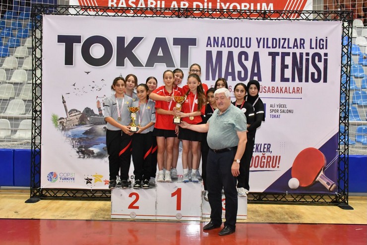 rize-masa-tenisinde-firtina-gibi-esti-kizlar-namaglup-sampiyon-erkekler-finallerde-3.jpg