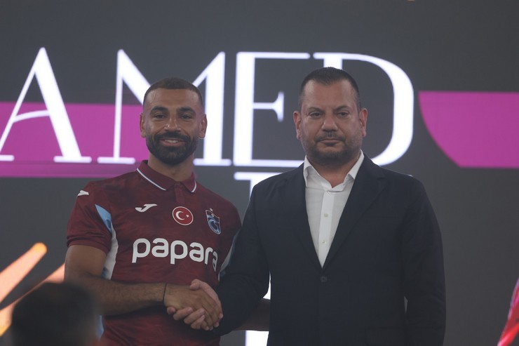trabzonspor-muhammed-salah-icin-imza-toreni-duzenledi-1.jpg