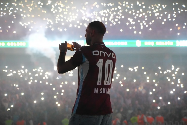 trabzonspor-muhammed-salah-icin-imza-toreni-duzenledi-14.jpg