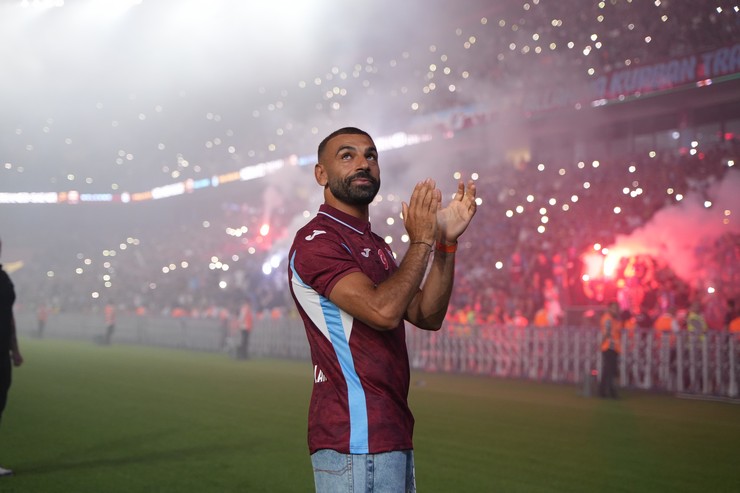 trabzonspor-muhammed-salah-icin-imza-toreni-duzenledi-15.jpg