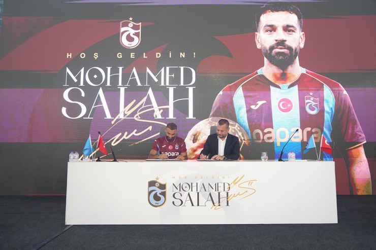 trabzonspor-muhammed-salah-icin-imza-toreni-duzenledi-17.jpg