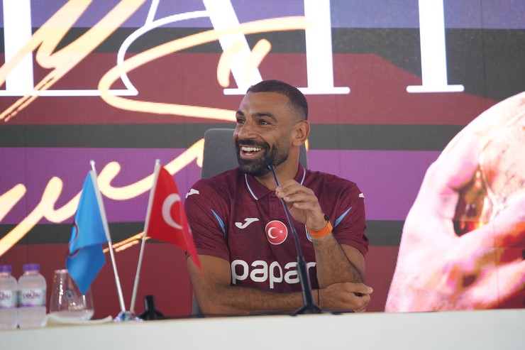trabzonspor-muhammed-salah-icin-imza-toreni-duzenledi-18.jpg