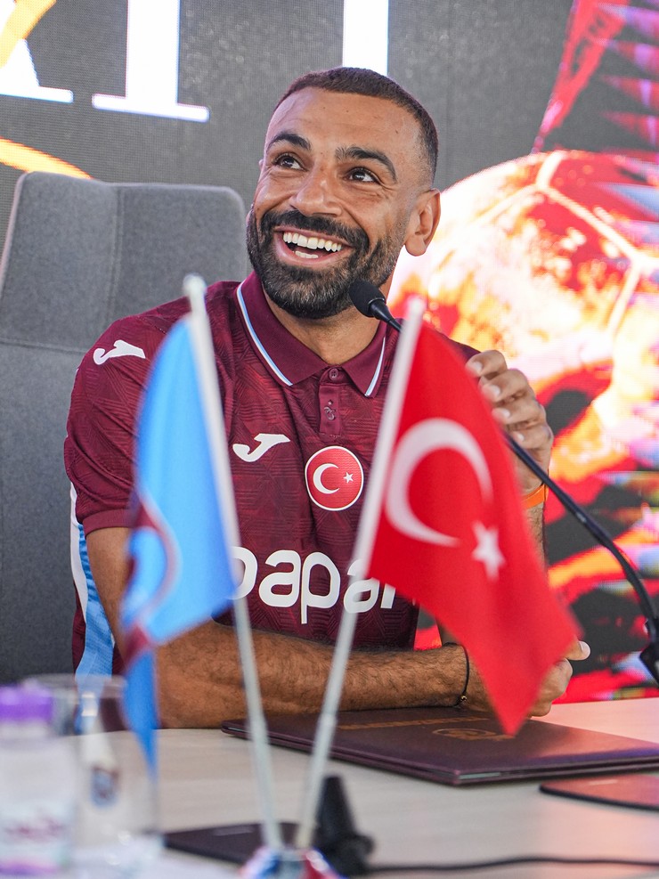 trabzonspor-muhammed-salah-icin-imza-toreni-duzenledi-19.jpg