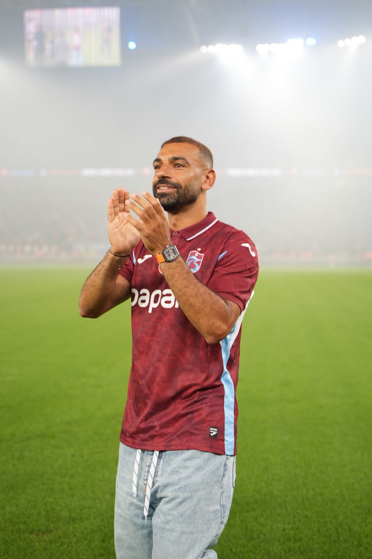 trabzonspor-muhammed-salah-icin-imza-toreni-duzenledi-23.jpg