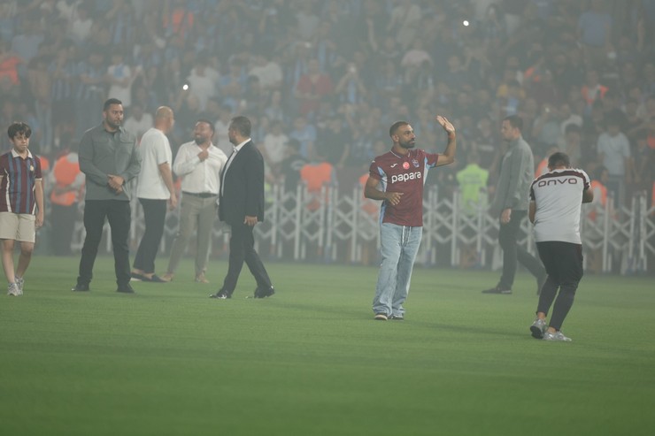 trabzonspor-muhammed-salah-icin-imza-toreni-duzenledi-5.jpg