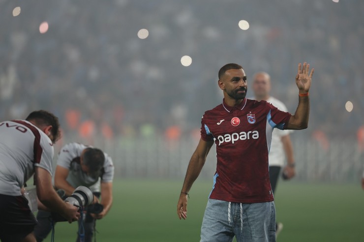 trabzonspor-muhammed-salah-icin-imza-toreni-duzenledi-6.jpg