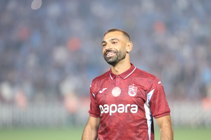 trabzonspor-muhammed-salah-icin-imza-toreni-duzenledi-9-001.jpg