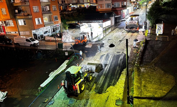rizede-meteorolojinin-kuvvetli-yagis-nedeniyle-sari-kod-uyarisi-vermesine-ve-hafif-yagmur-yagisina-ragmen-ziraat-yoluna-sicak-asfalt-dokulmesi-2.jpg