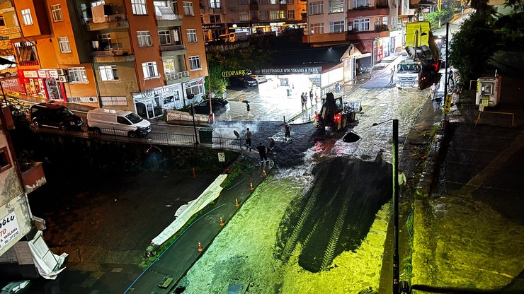 rizede-meteorolojinin-kuvvetli-yagis-nedeniyle-sari-kod-uyarisi-vermesine-ve-hafif-yagmur-yagisina-ragmen-ziraat-yoluna-sicak-asfalt-dokulmesi-4.jpg