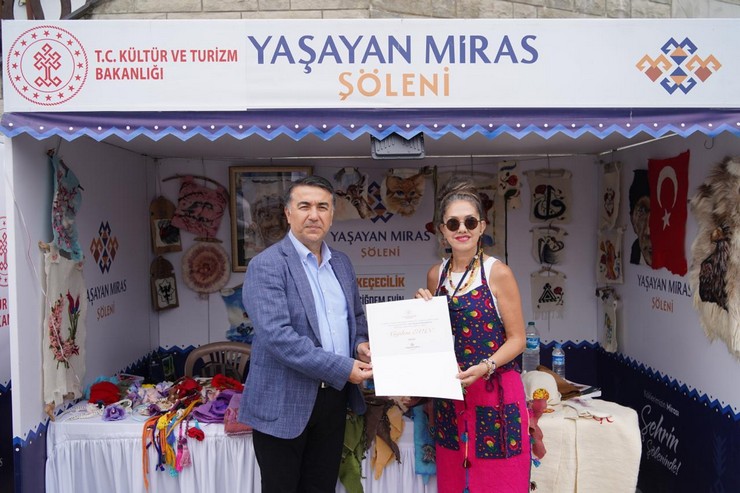 rizede-duzenlenen-ve-sanatseverlerin-yogun-ilgisiyle-devam-eden-yasayan-miras-soleni-bugun-sona-eriyor-10.jpg