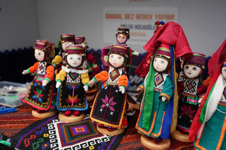 rizede-duzenlenen-ve-sanatseverlerin-yogun-ilgisiyle-devam-eden-yasayan-miras-soleni-bugun-sona-eriyor-2.jpg