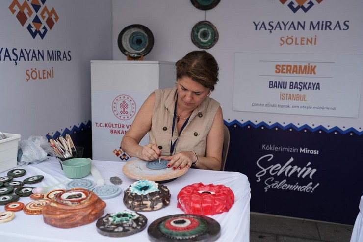 rizede-duzenlenen-ve-sanatseverlerin-yogun-ilgisiyle-devam-eden-yasayan-miras-soleni-bugun-sona-eriyor-6.jpg