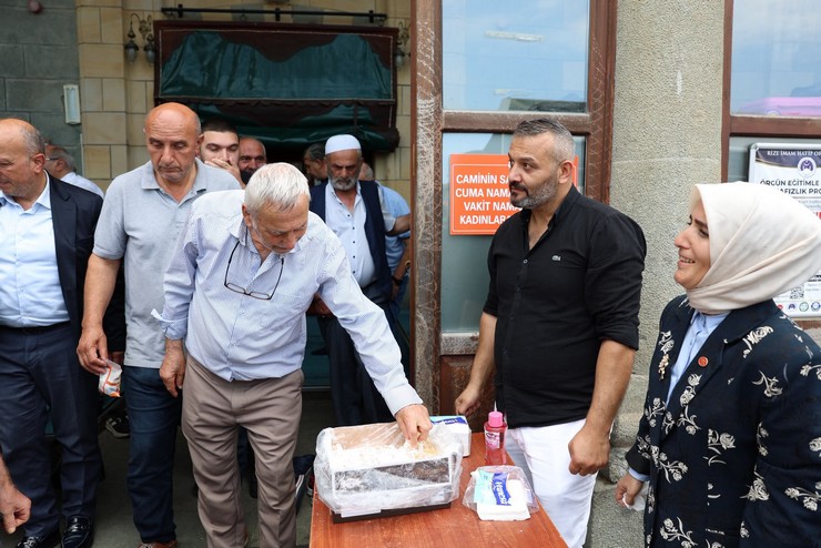 ak-parti-rize-il-baskanligi-tarafindan-sehitler-ve-vefat-eden-teskilat-mensuplari-icin-seyh-camiinde-mevlid-i-serif-okutuldu-3.jpg