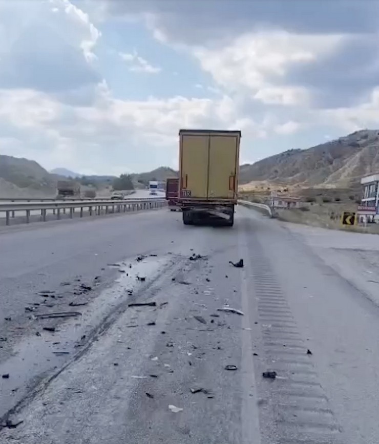 caykur-rizesporlu-eski-futbolcu-atakan-akkaynak-kastamonuda-esi-ve-6-aylik-bebegiyle-trafik-kazasi-gecirdi-2.jpg