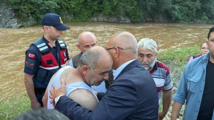 giresunun-gorele-ilcesinde-siddetli-yagisin-ardindan-derenin-tasmasi-sonucu-sel-sularina-kapilan-iki-kiz-kardesten-digerinin-de-cansiz-bedenine-ulasilirken-anneyi-arama-calismalari-devam-ediyor-3.jpg