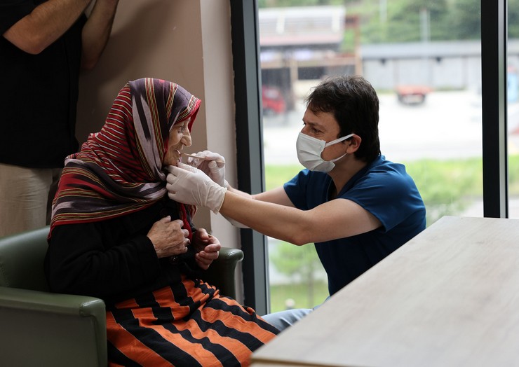 rizede-huzurevi-sakinlerine-yerinde-agiz-ve-dis-sagligi-hizmeti-5.jpg
