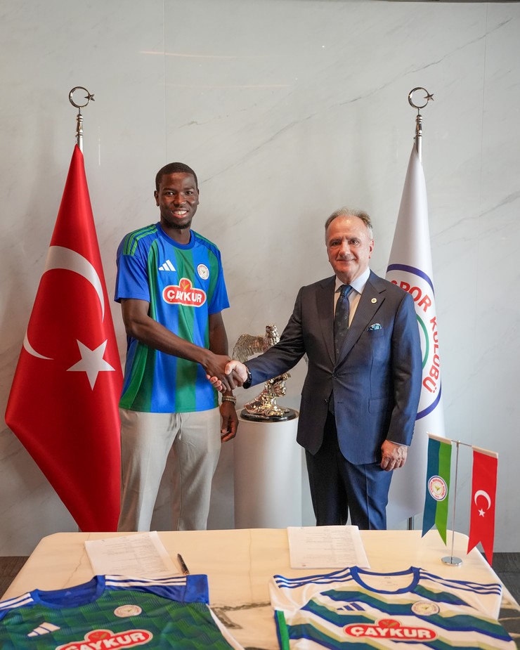 trendyol-super-lig-ekiplerinden-caykur-rizespor-ispanyol-ekibi-cadizden-transfer-ettigi-23-yasindaki-malili-orta-saha-oyuncusu-moussa-diakiteyi-kadrosuna-kattigini-resmen-duyurdu-3.jpg