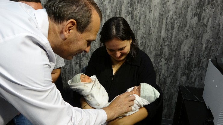 serenay-atagun-selcuk-atagun-dunyada-3-vaka-rizeli-ciftin-iki-ayri-rahimde-buyuyen-ikizleri-dogdu-8.jpg