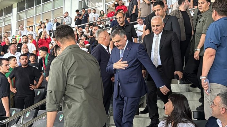 bakanlar-ve-tff-baskani-amedspor-erzurumspor-macini-tribunde-takip-etti-2.jpg