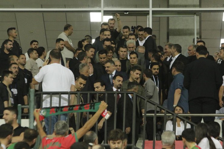 bakanlar-ve-tff-baskani-amedspor-erzurumspor-macini-tribunde-takip-etti-3.jpg