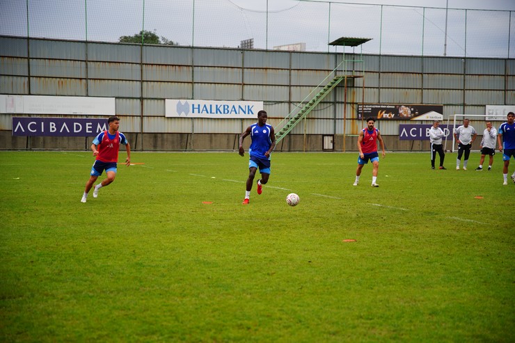 caykur-rizespor-super-ligin-2-haftasinda-evinde-agirlayacagi-samsunspor-macinin-hazirliklarina-ara-vermeden-basladi-22.jpg