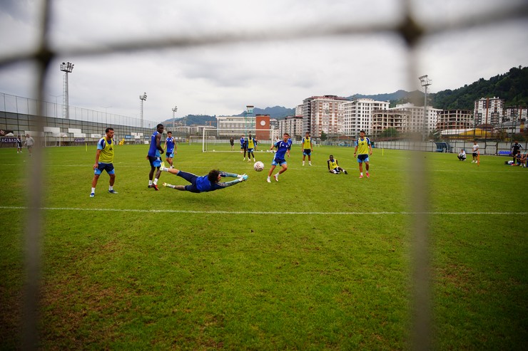 caykur-rizespor-super-ligin-2-haftasinda-evinde-agirlayacagi-samsunspor-macinin-hazirliklarina-ara-vermeden-basladi-25.jpg
