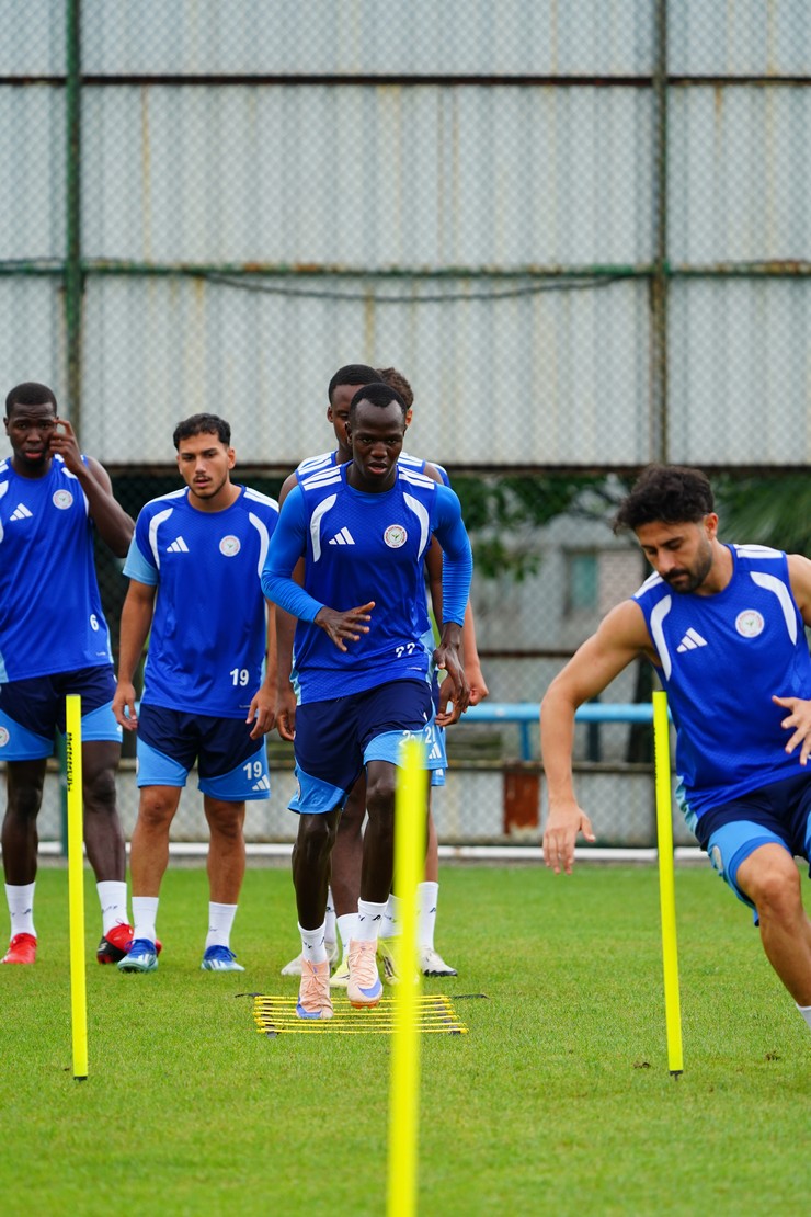 caykur-rizespor-super-ligin-2-haftasinda-evinde-agirlayacagi-samsunspor-macinin-hazirliklarina-ara-vermeden-basladi-3.jpg