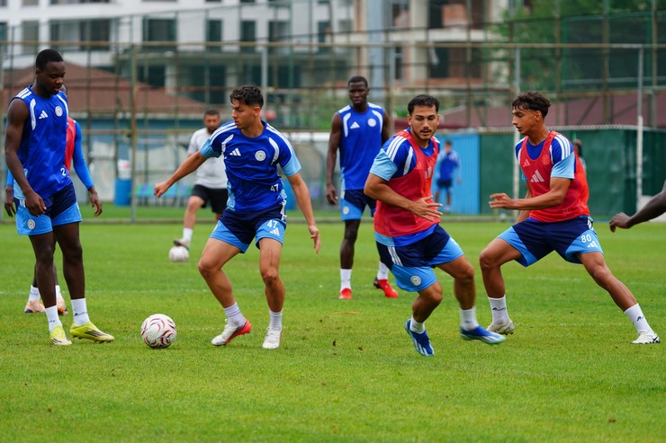 caykur-rizespor-super-ligin-2-haftasinda-evinde-agirlayacagi-samsunspor-macinin-hazirliklarina-ara-vermeden-basladi-5.jpg