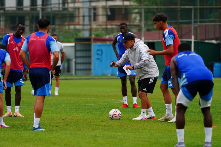 caykur-rizespor-super-ligin-2-haftasinda-evinde-agirlayacagi-samsunspor-macinin-hazirliklarina-ara-vermeden-basladi-7.jpg