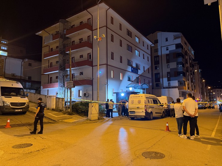 trabzon-arsinde-otoparktaki-araclarin-uzerine-insansiz-hava-araci-dustu-1.jpg