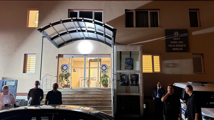 trabzon-arsinde-otoparktaki-araclarin-uzerine-insansiz-hava-araci-dustu-2.jpg