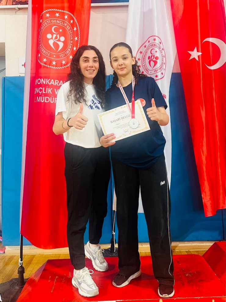 rizeli-karatecilerden-afyonkarahisarda-madalya-sovu-1.jpg