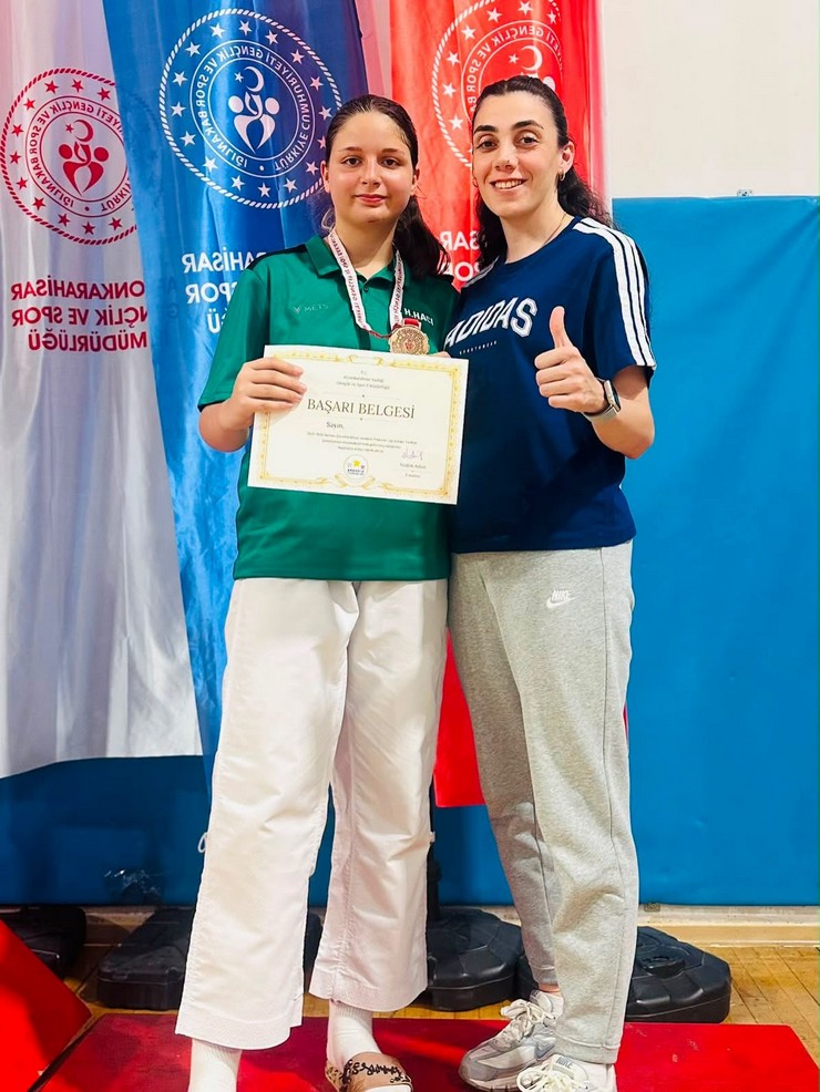rizeli-karatecilerden-afyonkarahisarda-madalya-sovu-2.jpg