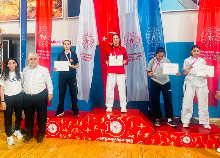 rizeli-karatecilerden-afyonkarahisarda-madalya-sovu-3.jpg