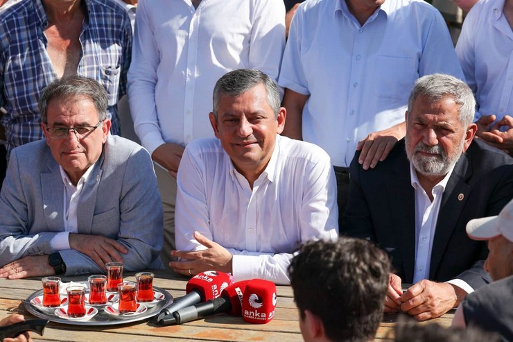 yeni-parti-genel-baskani-ozgur-ozel-rizede-6.jpg