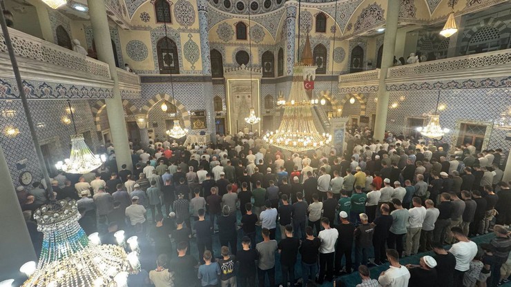 peygamber-efendimiz-hazreti-muhammedin-s-a-s-dunyayi-tesriflerinin-1501inci-sene-i-devriyesi-olan-mevlid-gecesi-rizede-derin-bir-manevi-atmosfer-ve-dualarla-eda-edildi-1-001.jpg