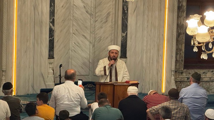 peygamber-efendimiz-hazreti-muhammedin-s-a-s-dunyayi-tesriflerinin-1501inci-sene-i-devriyesi-olan-mevlid-gecesi-rizede-derin-bir-manevi-atmosfer-ve-dualarla-eda-edildi-13.jpg