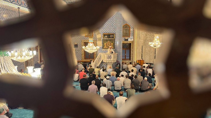 peygamber-efendimiz-hazreti-muhammedin-s-a-s-dunyayi-tesriflerinin-1501inci-sene-i-devriyesi-olan-mevlid-gecesi-rizede-derin-bir-manevi-atmosfer-ve-dualarla-eda-edildi-14.jpg