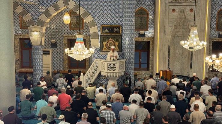 peygamber-efendimiz-hazreti-muhammedin-s-a-s-dunyayi-tesriflerinin-1501inci-sene-i-devriyesi-olan-mevlid-gecesi-rizede-derin-bir-manevi-atmosfer-ve-dualarla-eda-edildi-15.jpg