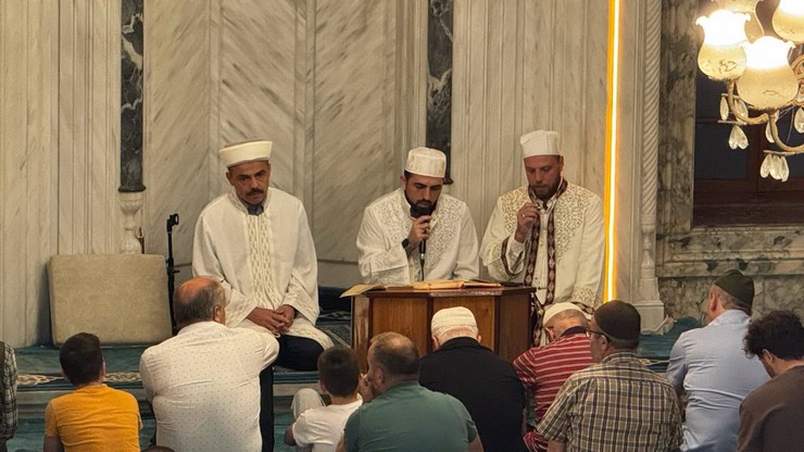 peygamber-efendimiz-hazreti-muhammedin-s-a-s-dunyayi-tesriflerinin-1501inci-sene-i-devriyesi-olan-mevlid-gecesi-rizede-derin-bir-manevi-atmosfer-ve-dualarla-eda-edildi-2.jpg