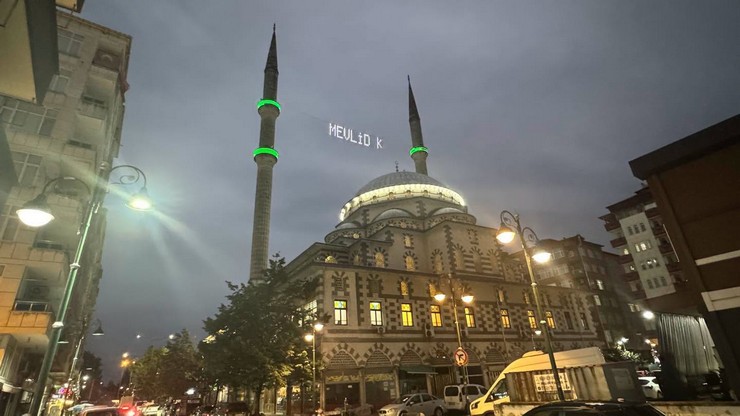 peygamber-efendimiz-hazreti-muhammedin-s-a-s-dunyayi-tesriflerinin-1501inci-sene-i-devriyesi-olan-mevlid-gecesi-rizede-derin-bir-manevi-atmosfer-ve-dualarla-eda-edildi-7.jpg
