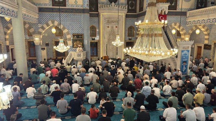 peygamber-efendimiz-hazreti-muhammedin-s-a-s-dunyayi-tesriflerinin-1501inci-sene-i-devriyesi-olan-mevlid-gecesi-rizede-derin-bir-manevi-atmosfer-ve-dualarla-eda-edildi-8.jpg