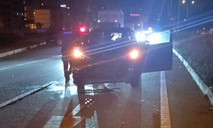 trabzonun-vakfikebir-ilcesinde-karadeniz-sahil-yolu-uzerinde-rize-plakali-otomobilin-carptigi-yasli-adam-hayatini-kaybetti-1.jpg