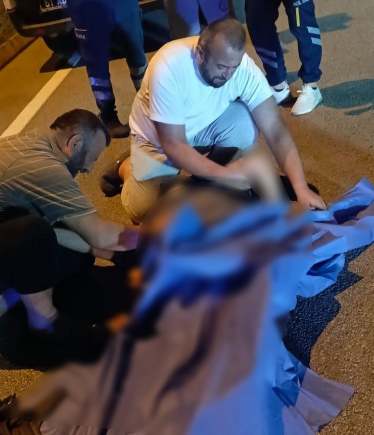 trabzonun-vakfikebir-ilcesinde-karadeniz-sahil-yolu-uzerinde-rize-plakali-otomobilin-carptigi-yasli-adam-hayatini-kaybetti-4.jpg