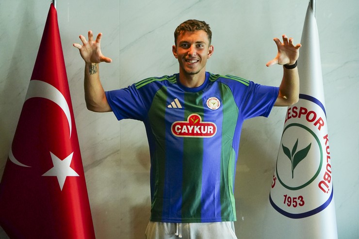 caykur-rizespor-kadrosunu-gelecek-vaat-eden-bir-isimle-guclendirdi-yesil-mavili-kulup-romanyanin-farul-takiminda-forma-giyen-2007-dogumlu-hucum-oyuncusu-albert-iustin-doicaruyu-ren-1.jpg