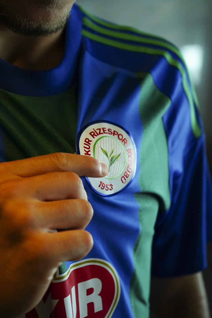 caykur-rizespor-kadrosunu-gelecek-vaat-eden-bir-isimle-guclendirdi-yesil-mavili-kulup-romanyanin-farul-takiminda-forma-giyen-2007-dogumlu-hucum-oyuncusu-albert-iustin-doicaruyu-ren-4.jpg