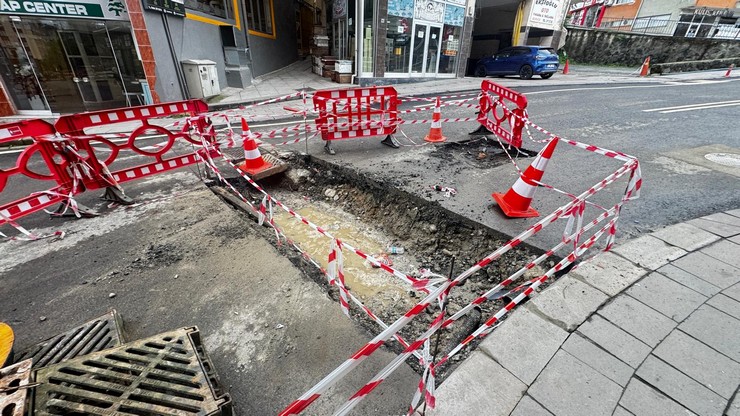 rizenin-simge-noktalarindan-ziraat-cay-bahcesi-ile-valilik-konutuna-da-ulasim-guzergahindaki-zihni-derin-caddesi-yaklasik-2-aydir-bitmek-bilmeyen-altyapi-calismalari-nedeniyle-adeta-bir-yap-boz-10.jpg