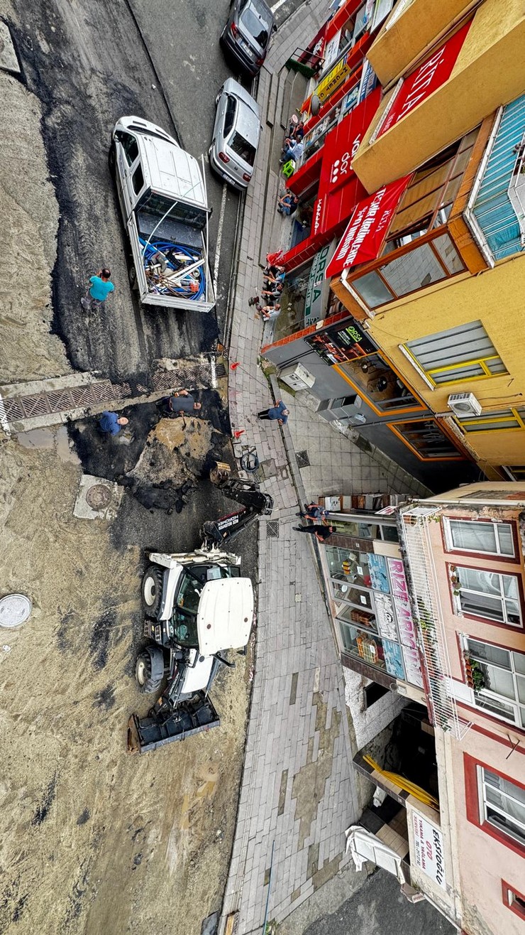 rizenin-simge-noktalarindan-ziraat-cay-bahcesi-ile-valilik-konutuna-da-ulasim-guzergahindaki-zihni-derin-caddesi-yaklasik-2-aydir-bitmek-bilmeyen-altyapi-calismalari-nedeniyle-adeta-bir-yap-boz-4.jpg